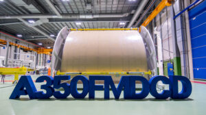 La compuerta de carga del primer A350F en Illescas, donde ha sido producida, antes de su envío a Toulouse.