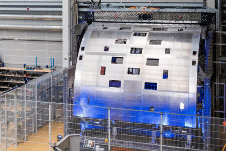 Modelo de la compuerta de carga para pruebas. Los agujeros son para reducir el peso e igualarlo a de la ùerta real en materiales compuestos.