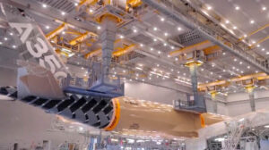 El primer Airbus A350F en el hangar de pintura.