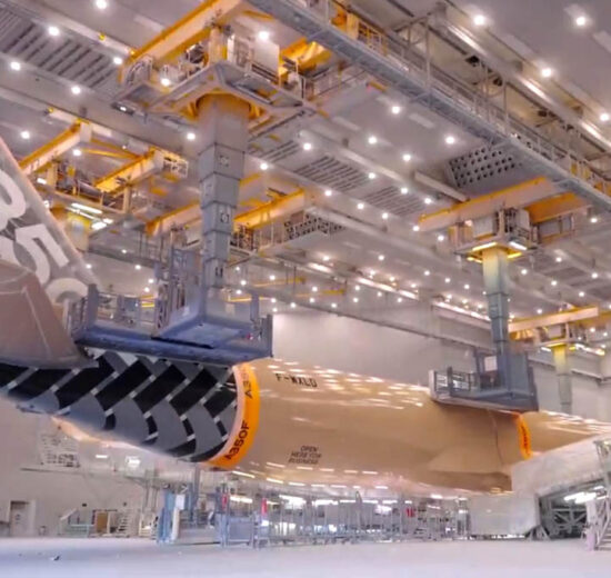 El primer Airbus A350F en el hangar de pintura.