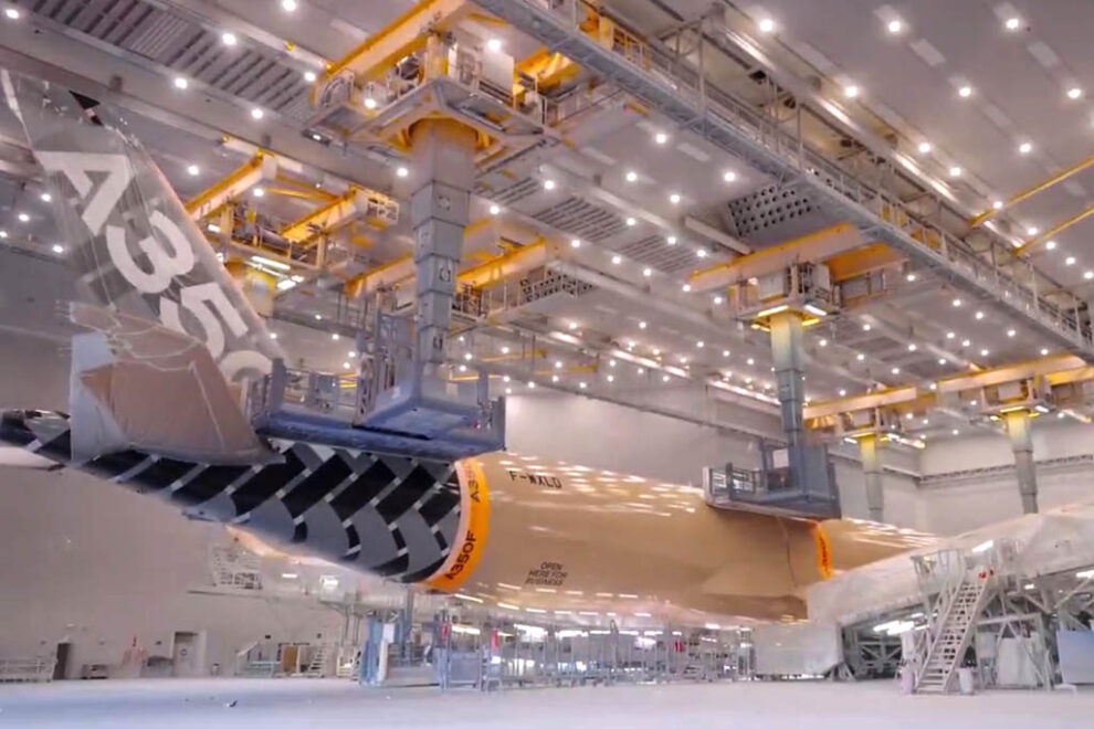 El primer Airbus A350F en el hangar de pintura.