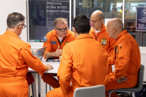 Ultimo briefing antes de dirigirse al avión.
