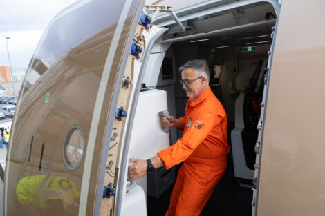 Como es tradición el ingeniero de ensayos en vuelo, Laurent Bussiere en esta ocasion, es el encargado de cerrar la puerta.