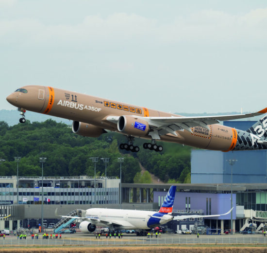 Despegue del A350F en su primer vuelo.
