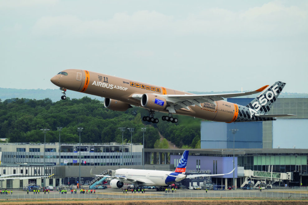 Despegue del A350F en su primer vuelo.