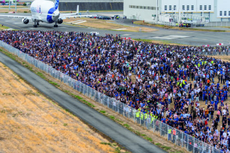 Centenares de empleados de Airbus en Toulouse asistieron al primer vuelo del A350F.