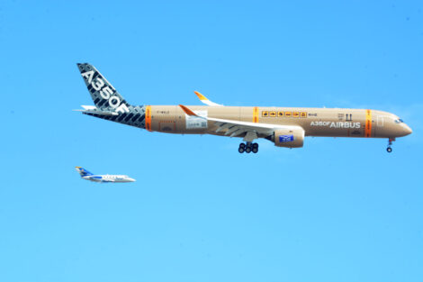 Pasada sobre el aeropuerto de Toulouse junto al avión fotográfico.