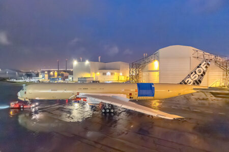 El primer 350F a la salida de la planta de montaje, el rectangulo azul es una lona que cubre el hueco de la compuerta faltante.
