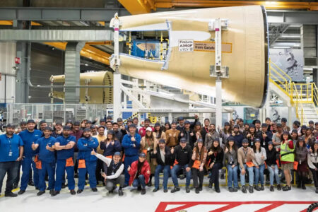 La Sección 19 del primer Airbus A350F junto al personal que trabajó en su producción.