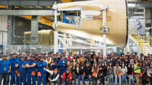 Foto de familia en Getafe con el personal de producción de la sección 19 del A350F.
