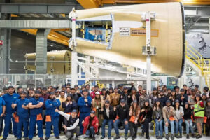 Foto de familia en Getafe con el personal de producción de la sección 19 del A350F.