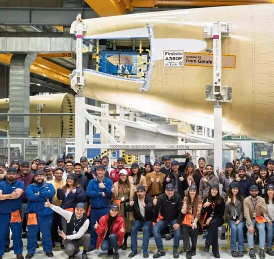 Foto de familia en Getafe con el personal de producción de la sección 19 del A350F.