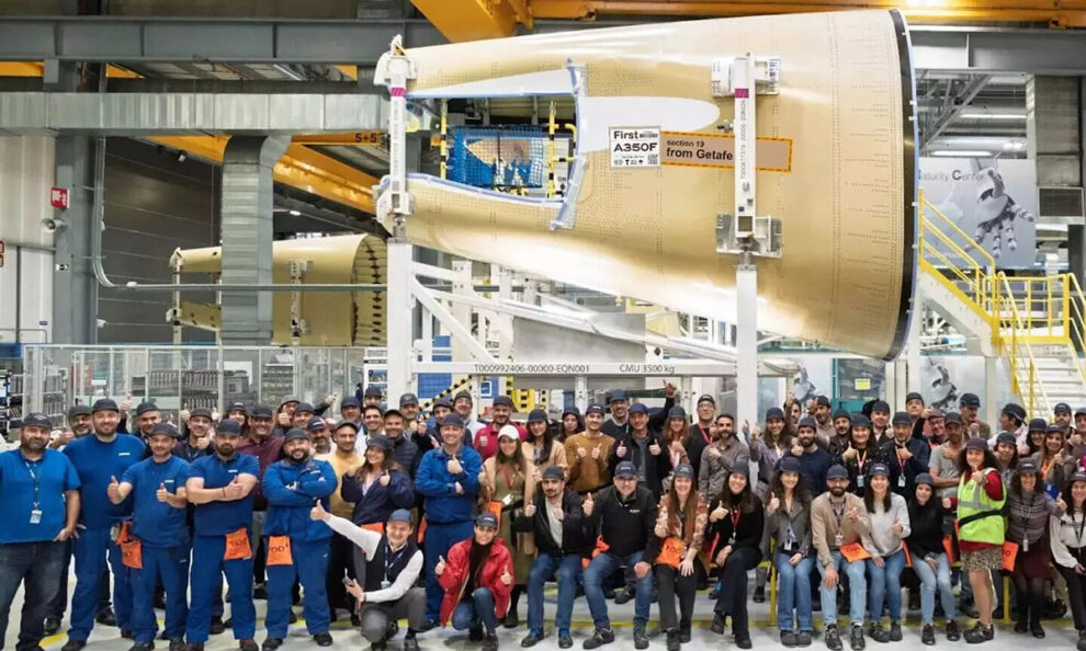 Foto de familia en Getafe con el personal de producción de la sección 19 del A350F.