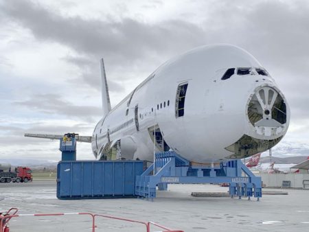 El primer Airbus A380 desguazado, parte de cuyo fuselaje pervive en forma de llaveros.