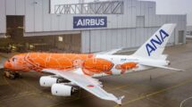 El tercer y último Airbus A380 de ANA a su salida del hangar de pintura en Finkenwerder.