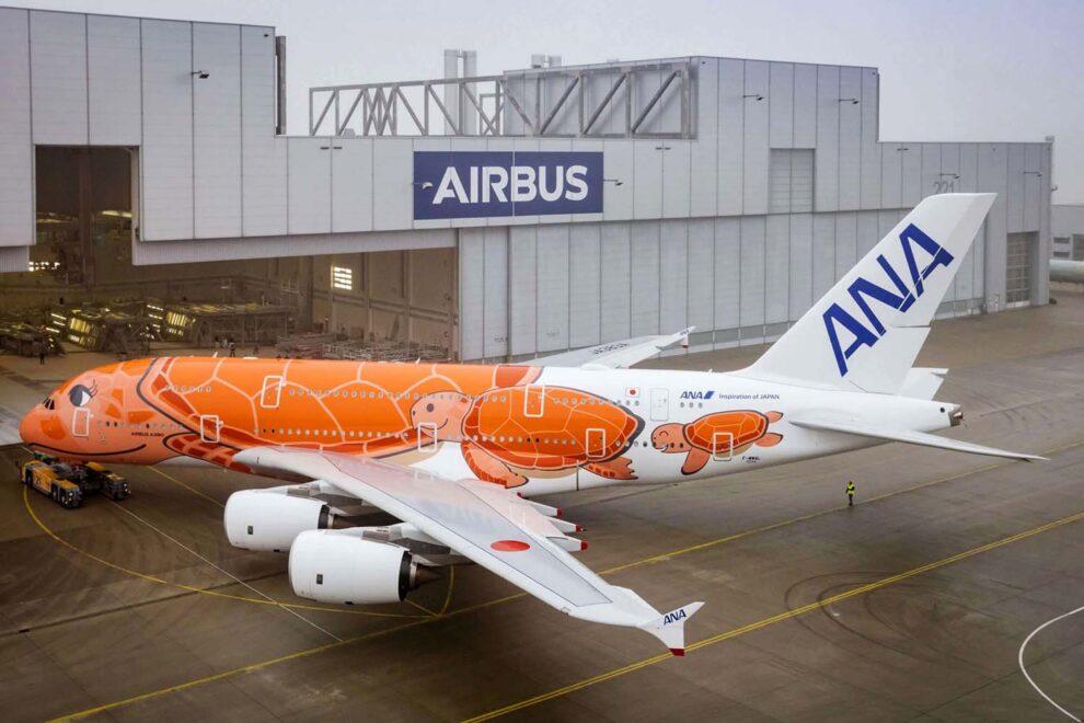 El tercer y último Airbus A380 de ANA a su salida del hangar de pintura en Finkenwerder.