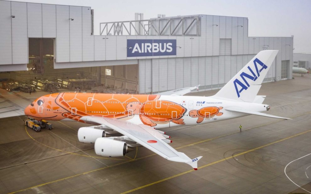 ANA ha decorado sus Airbus A380 como tortugas: uno azul, otro verde, y este,, que recibirá en abril, en naranja.