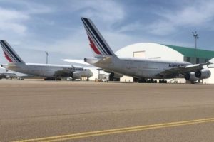 Los dos Airbus A380 de Air France estacionados en Teruel tras su llegada.