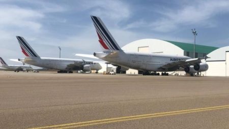 Los dos Airbus A380 de Air France estacionados en Teruel  tras su llegada.