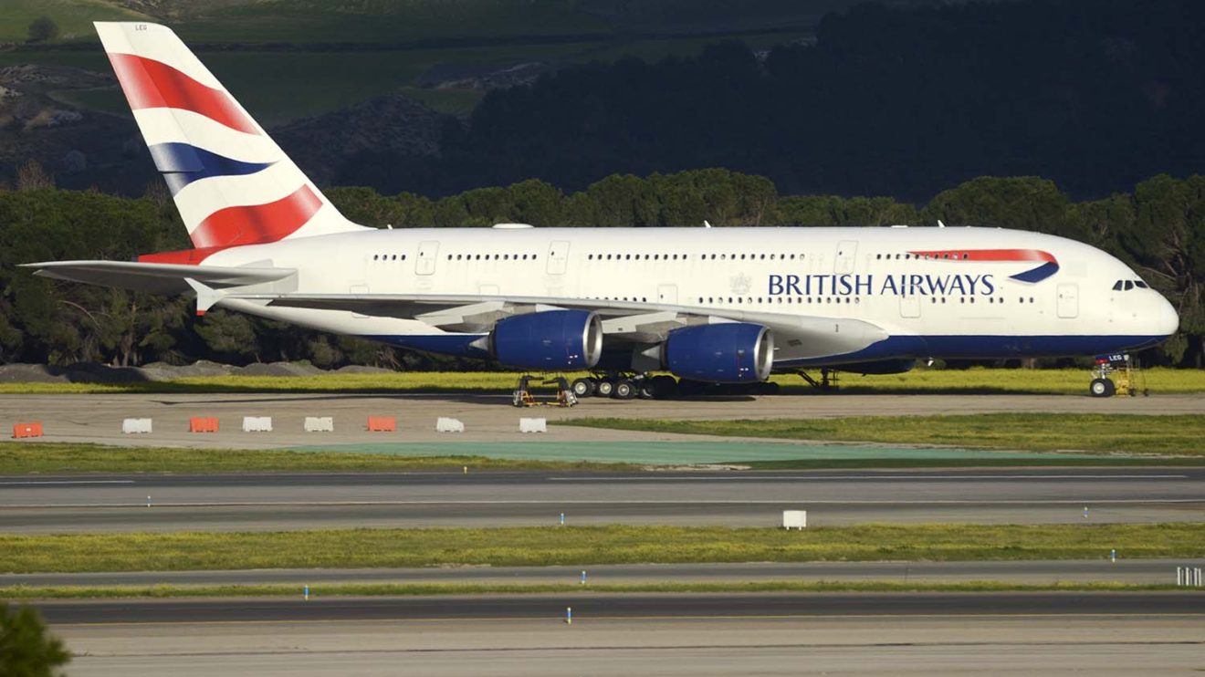 Uno de los Airbus A380 de British Airways aparacado en el aeropuerto de Madrid Barajas.