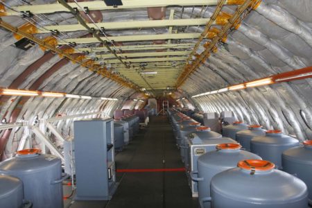 Cabina del A380 equipada con depósitos de agua para añadir peso durante los vuelos de certificación.
