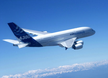 El Airbus A380 durante su primer vuelo con los Pirineos al fondo,