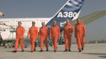 La tripulación del primer vuelo del Airbus A380. El segundo por la izquierda es el español Fernando Alonso.