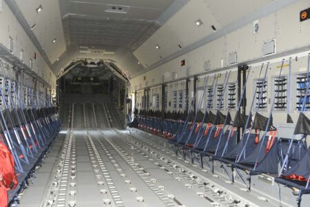 Cubierta de carga de un A400M del Ala 31 con los asientos instalados en los laterales.