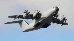 El A400M incorpora, para algunos clientes, sistemas de autodefensa israelíes, que se instalan en España.