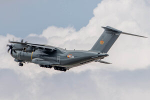 El primer Airbus A400M de Kazajistán durante uno de los vuelos de prueba previos a su entrega.