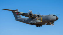 El primer Airbus A400M de la Fuerza Aérea de Indonesia durante uno de sus vuelos de prueba en Sevilla.