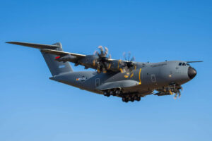 El primer Airbus A400M de la Fuerza Aérea de Indonesia durante uno de sus vuelos de prueba en Sevilla.