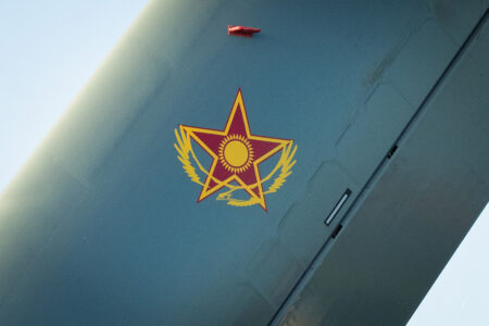 Detalle del emblema de la Fuerza Aérea dee Kazajistán en la cola del A400M.