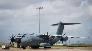 Entre las ventanillas de los pilotos y los títulos de Ejército del Aire, y bajo estos, se peuden apreciar dos de los componentes del sistema Indra Inshield.