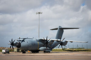 Entre las ventanillas de los pilotos y los títulos de Ejército del Aire, y bajo estos, se peuden apreciar dos de los componentes del sistema Indra Inshield.