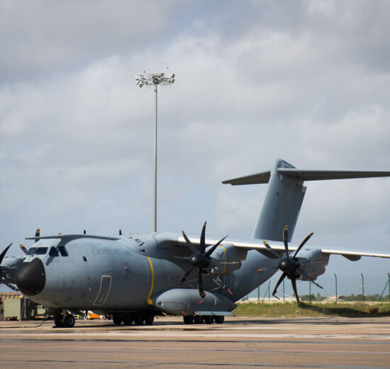 Entre las ventanillas de los pilotos y los títulos de Ejército del Aire, y bajo estos, se peuden apreciar dos de los componentes del sistema Indra Inshield.