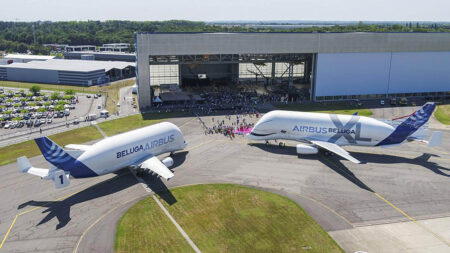 Presentación en Toulouse del Airbus Beluga XL, junto a él, un Beluga, lo que permite comparar ambos modelos.