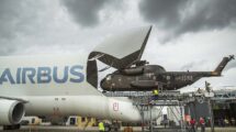 Carga del CH-53 en el Beluga con la nueva plataforma de Airbus.