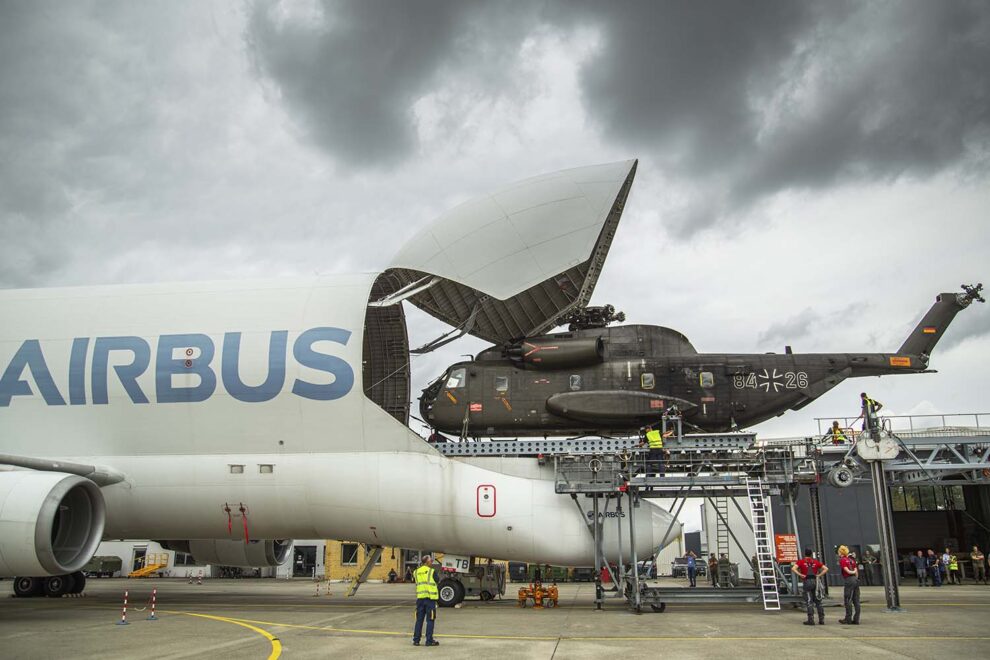Carga del CH-53 en el Beluga con la nueva plataforma de Airbus.