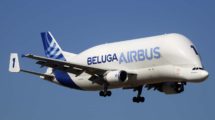 El primer Airbus Beluga, ahora retirado de servicio, aterrizando en Getafe.