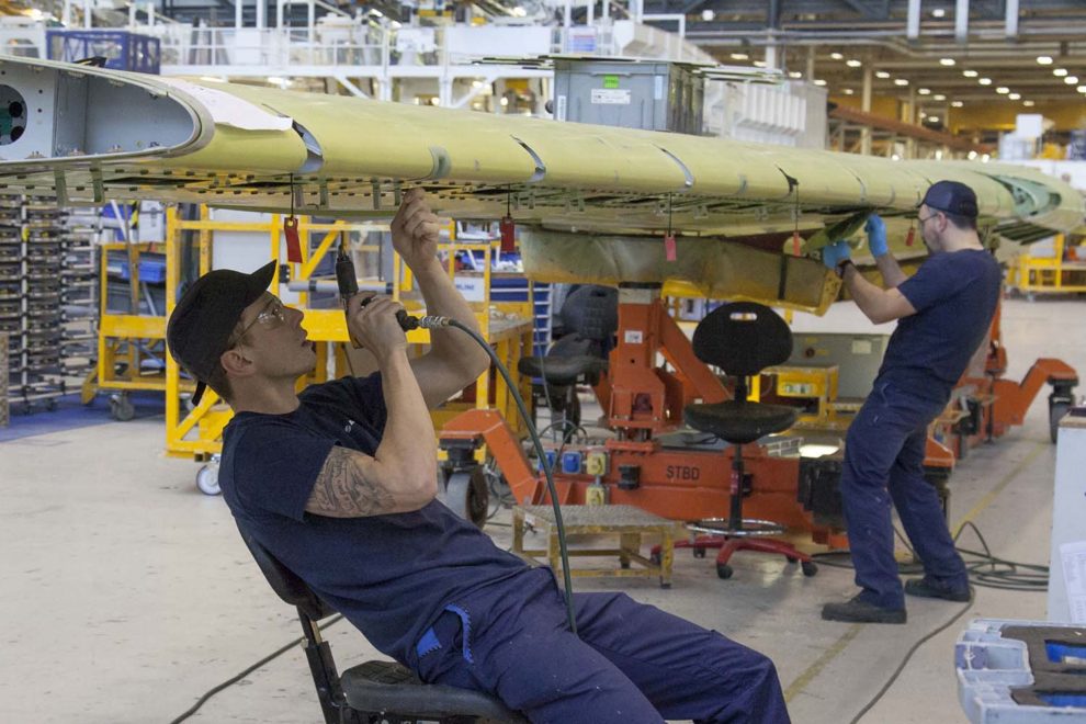 Empleados de la factoría de Airbus en Broughton trabajando en la producción de un ala.