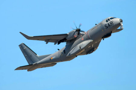 Primer Airbus C295 MSA del Ejército del Aire y del Espacio español. Se aprecian las compuertas del tren de aterrizaje  y los generadores de vórtices en el fuselaje trasero.