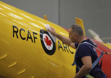 Canadá, como otros países, escogió ya hace años el amarillo para sus aeronaves SAR para que sean más visibles.