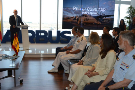 Francisco Sánchez-Segura, presidente de Airbus España, se dirije a los presentes en la ceremonia de entrea del primer C295 para el SAR.