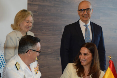 Firma prorocolaria de la entrga del prime Airbus C295 SAR para el Ejército del Aire.
