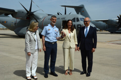 El general Carlos P+erez, jefe del Mando Aéreo Logístico del Eército del Aire y del Espacio recibe las "llaves" del primer C295 SAR.