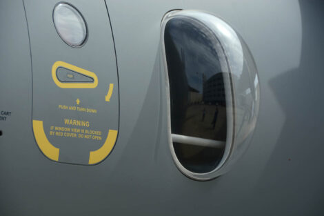 En la parte trasera se han instalado una vntanilla de observaciòn en cada lado del fuselaje.