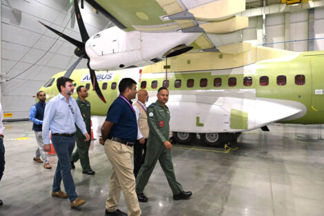 El mariscal del Aire Awadhesh Kumar Bharti durante su visita a la cadena de producción del C295 en India.
