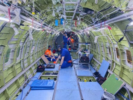 Trabajos de montaje en la cabina de un C295 destinado a la Fuerza Aérea de India.