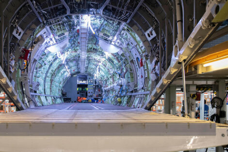 Cabina del primer C295MPA del Ejército del Aire y del Espacio. EN la pared derecha se pueden apreciar los tubos para la refirgeración de las consolas de misión.